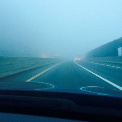 구름 낀 고속도로